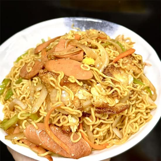 炒方便面 Stir-Fried Instant Noodle w/ Ham Sausage